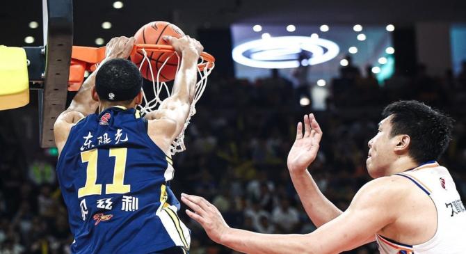 CBA季后赛倒计时，广东宏远今夜外线爆发，细节引发关注，赛场秩序良好，年轻球员得到机会的简单介绍
